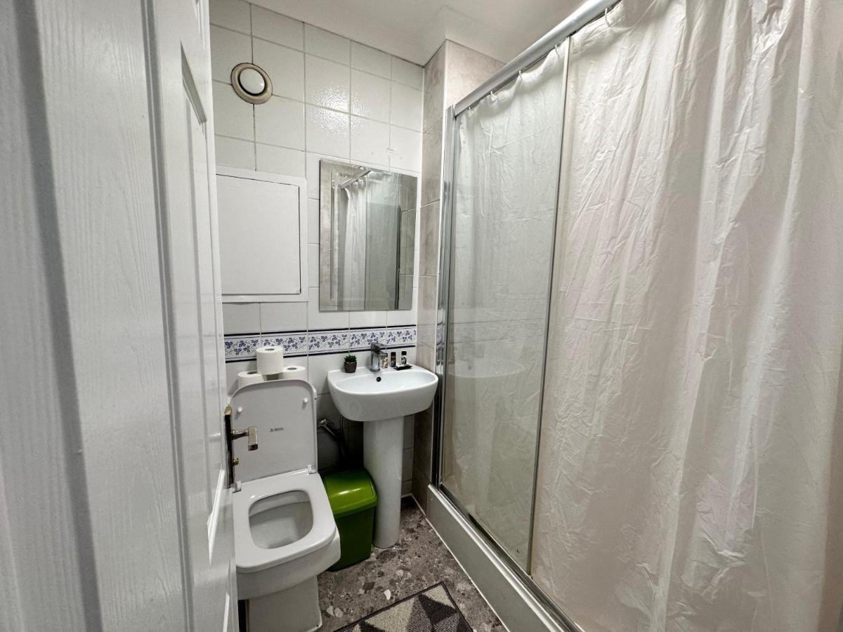 Posh 2-Bedroom, Living Room, Kitchen & 1.5 Bathroom Londra Esterno foto
