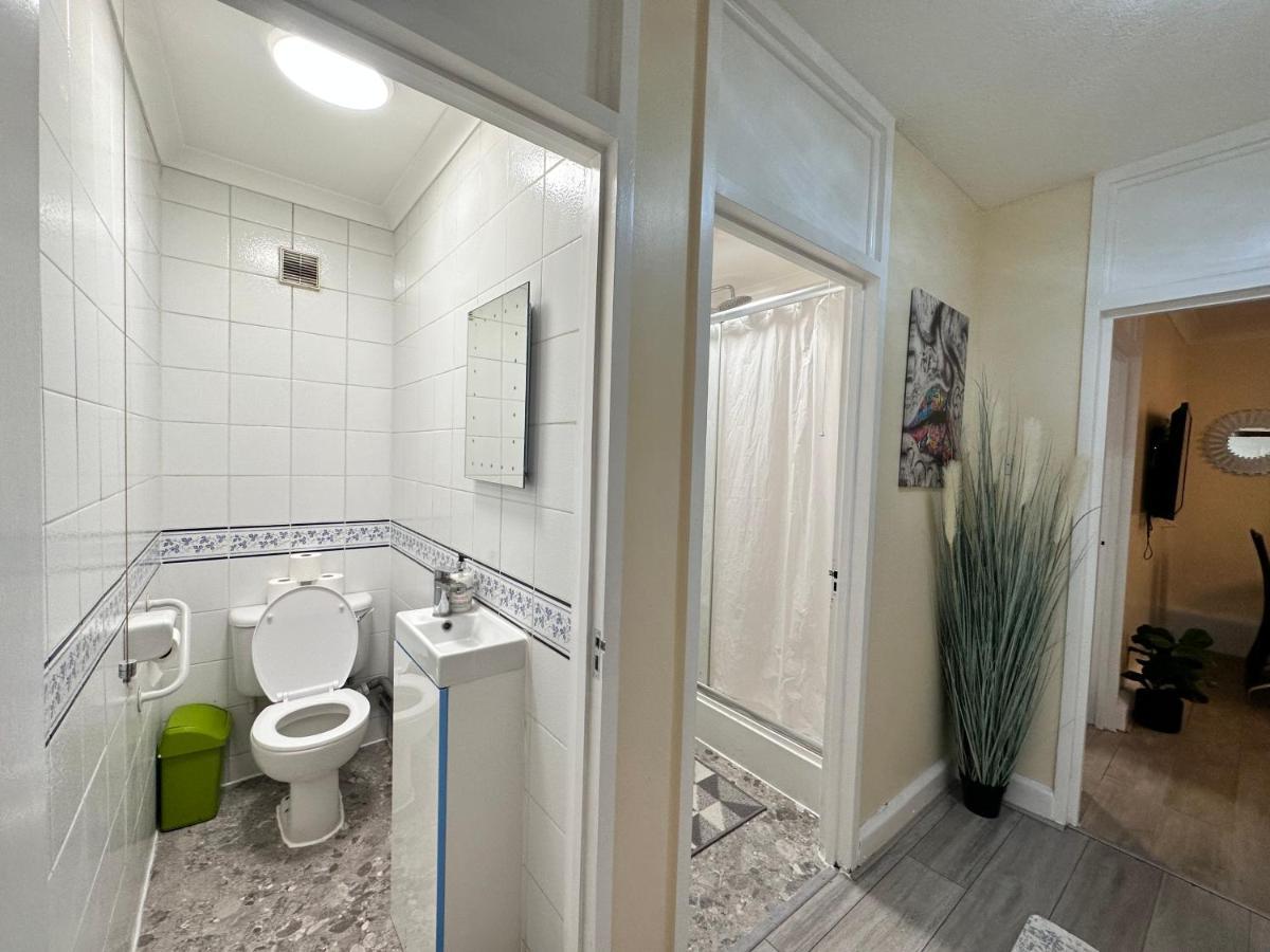 Posh 2-Bedroom, Living Room, Kitchen & 1.5 Bathroom Londra Esterno foto